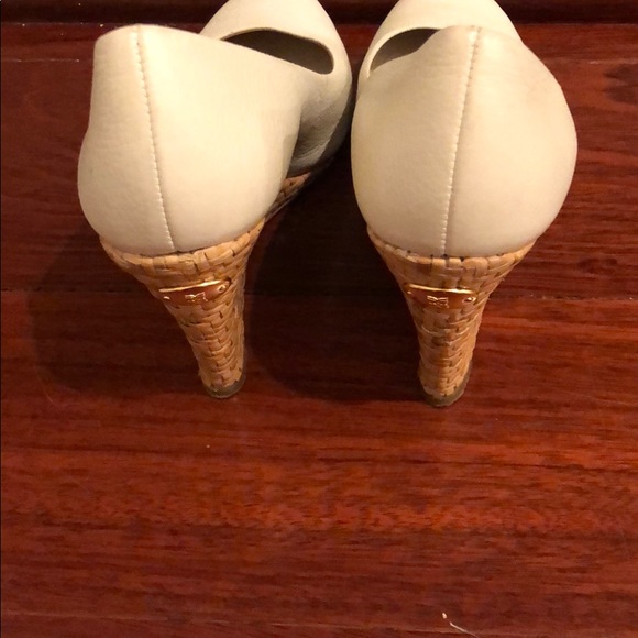 BCBG MAX AZRIA white shoes size 7.5 - Picture 2 of 8